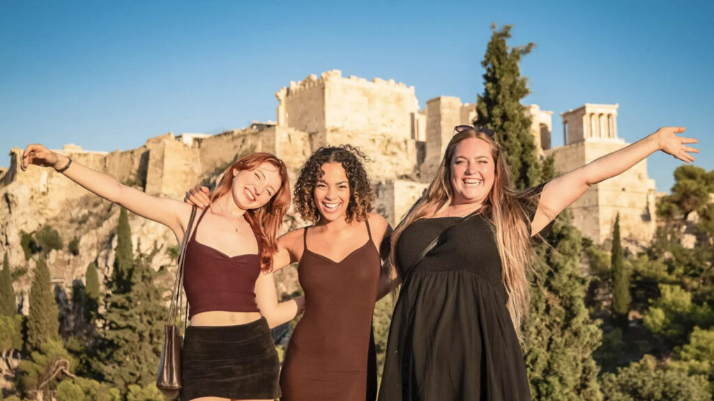 3 Mädels posieren vor Kulisse in Athen