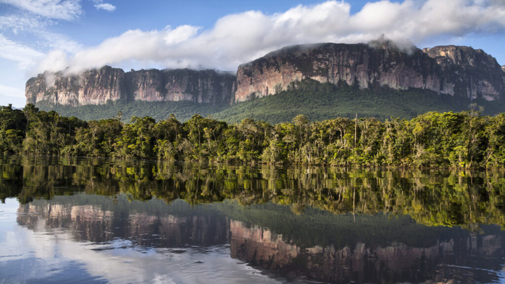 Gran Sabana – Spiegelung der Berge auf dem Wasser