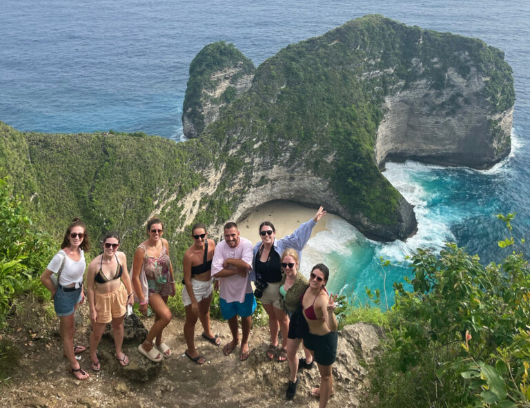 Gruppenbild am Kelingking Beach auf Nusa Penida