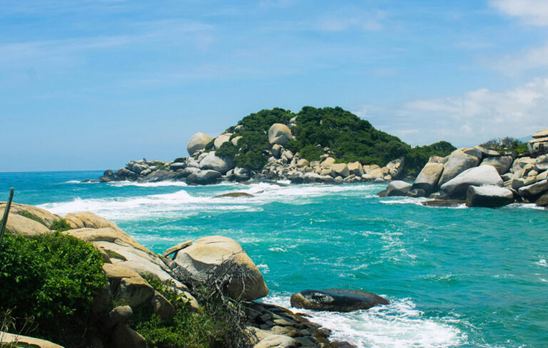 Türkises Meer zwischen Felsen im Tayrona Nationalpark