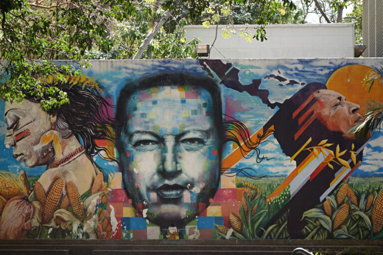 Bunte Street-Art mit drei Gesichtern