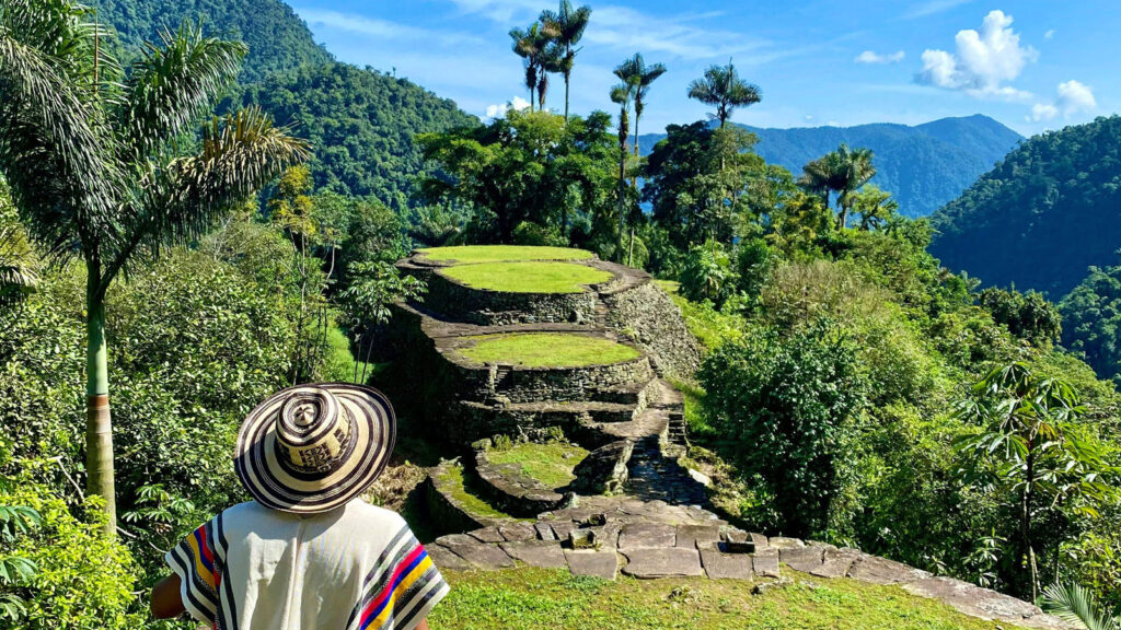 Mann von hinten mit Sombrero vor der Ciudad Perdida