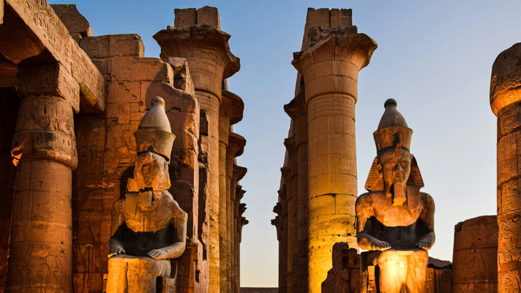 Beleuchtete Säulen und Steinstatuen in Luxor