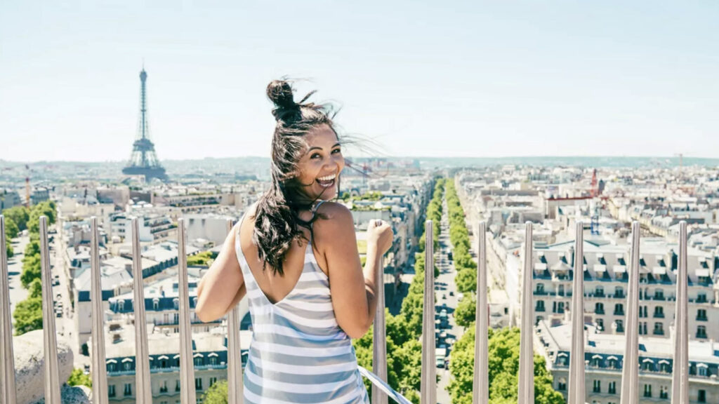 Mädel auf Balkon mit Blick auf Eiffelturm