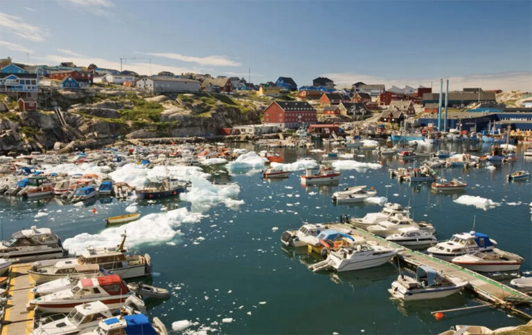 Der Hafen von Ilulissat mit Eisschollen