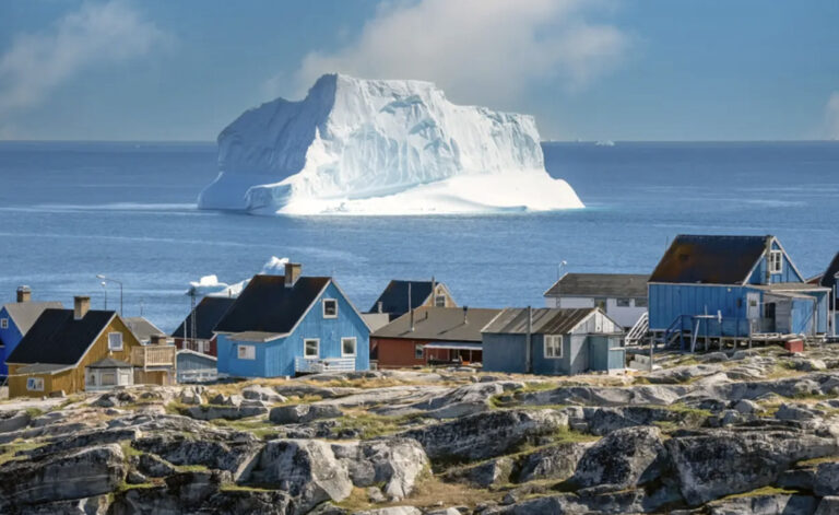 Riesiger Eisberg vor Qeqertarsuaq