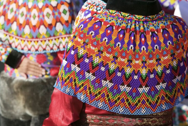 Traditionell bunte Inuit Kleidung