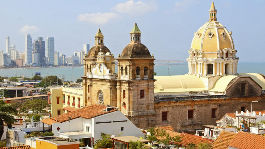 Peter Clava Kirche in Cartagena vor Bucht mit Wolkenkratzern