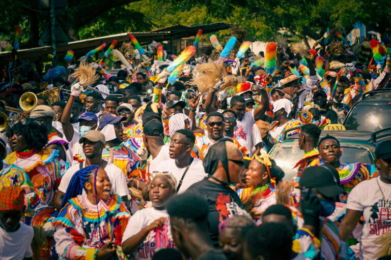 Feiernde Menschenmenge in Ghana