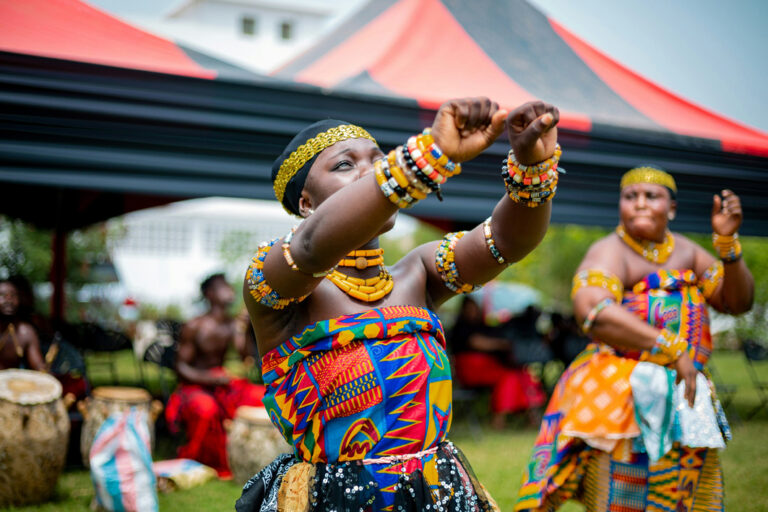Traditionell gekleidete Frauen in Ghana während einer Aufführung