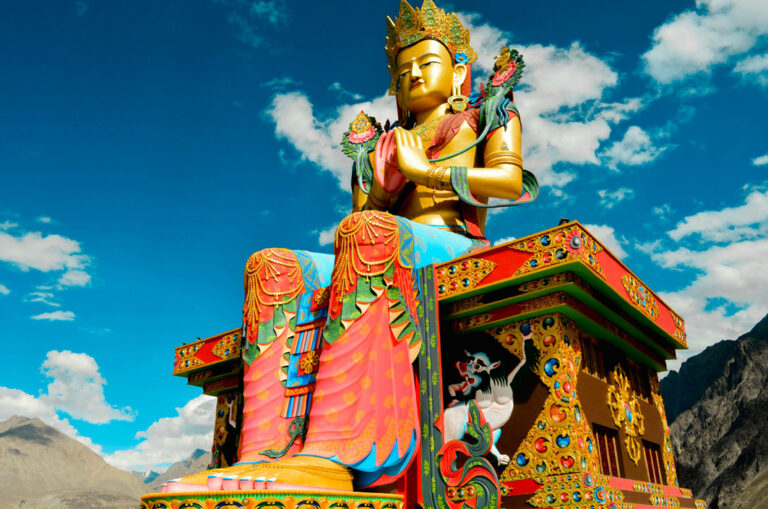 Farbenfrohe Buddha Statue