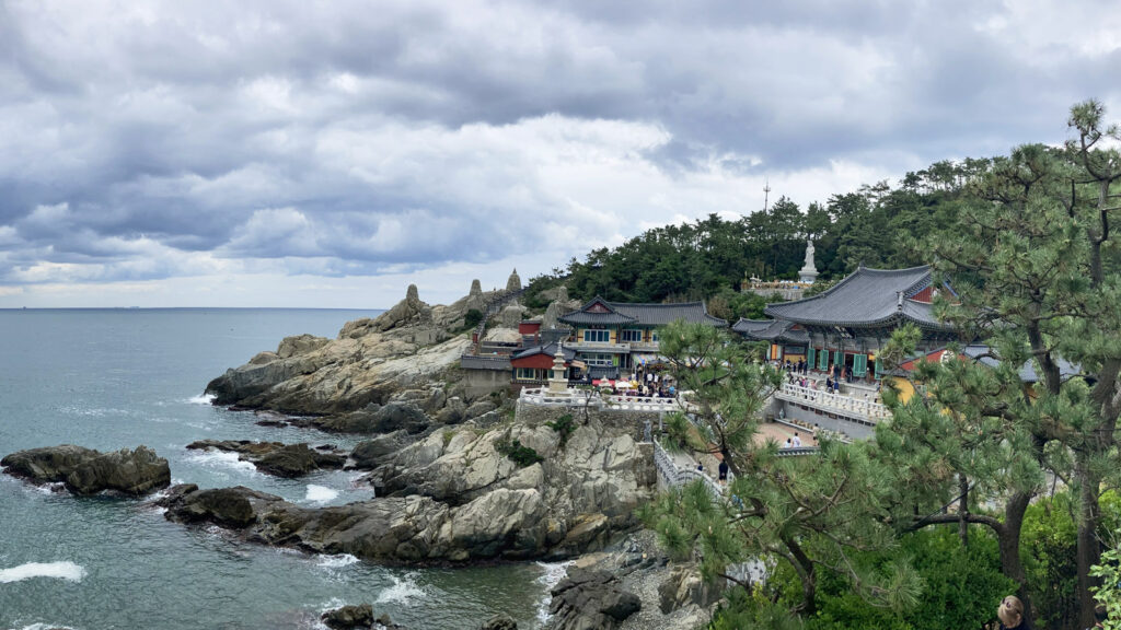 Haedong Yonggungsa Tempel auf Felsen am Meer