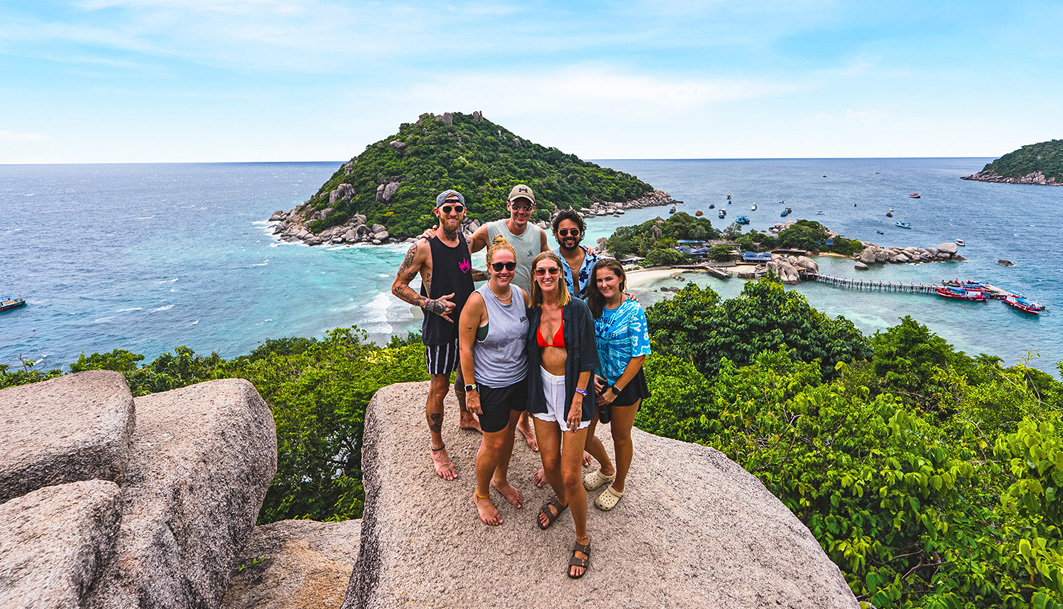 Junge internationale Reisegruppe auf einer Intro Travel Rundreise in Thailand Koh Tao