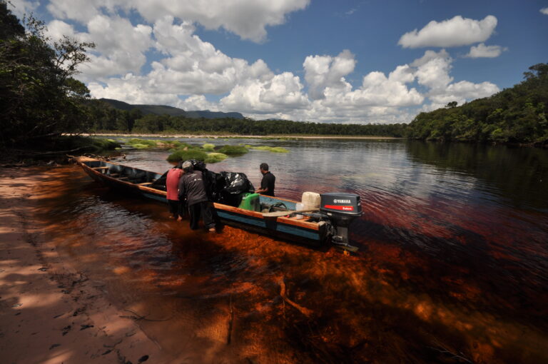 Eine traditionelle Curiara am Ufer eines Flusses im Canaima-Nationalpark, Venezuela