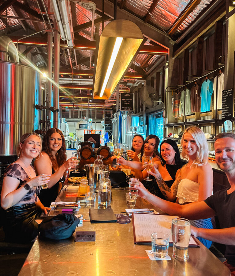 Gruppenbild in einer Bar in Brisbane
