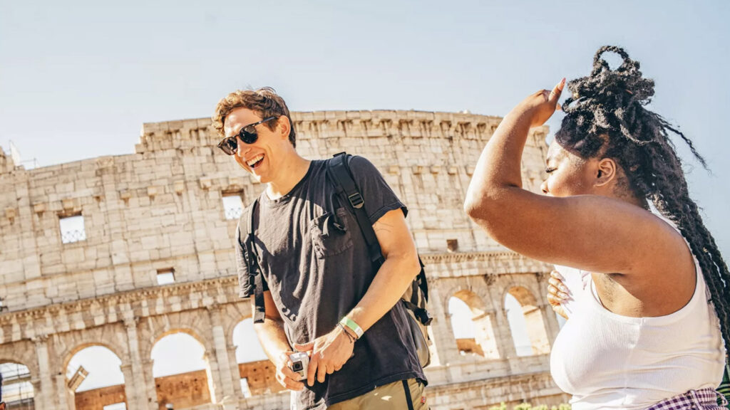 Zwei junge Leute vorm Kolosseum in Rom