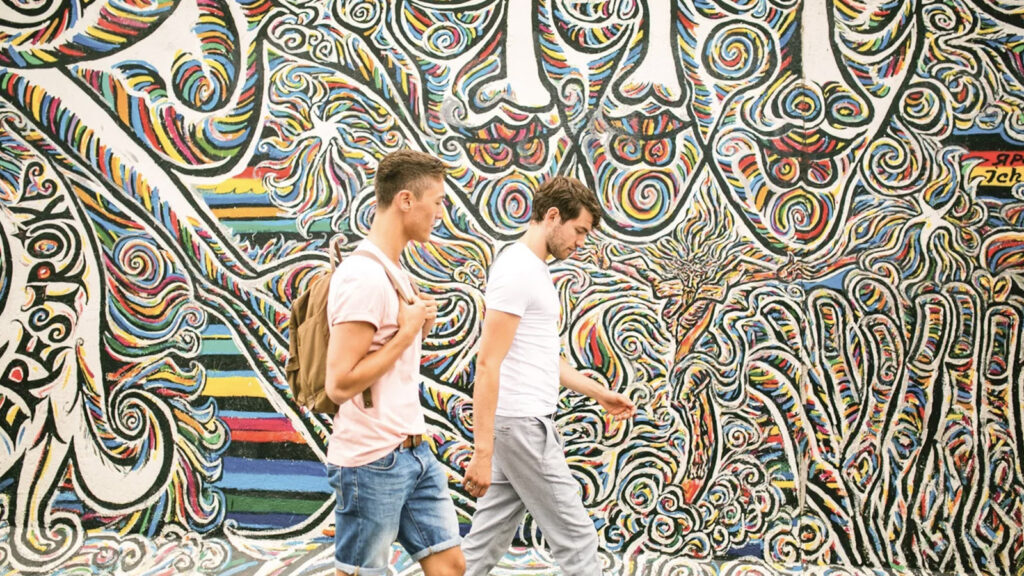 Reisende vor Street Art in Berlin