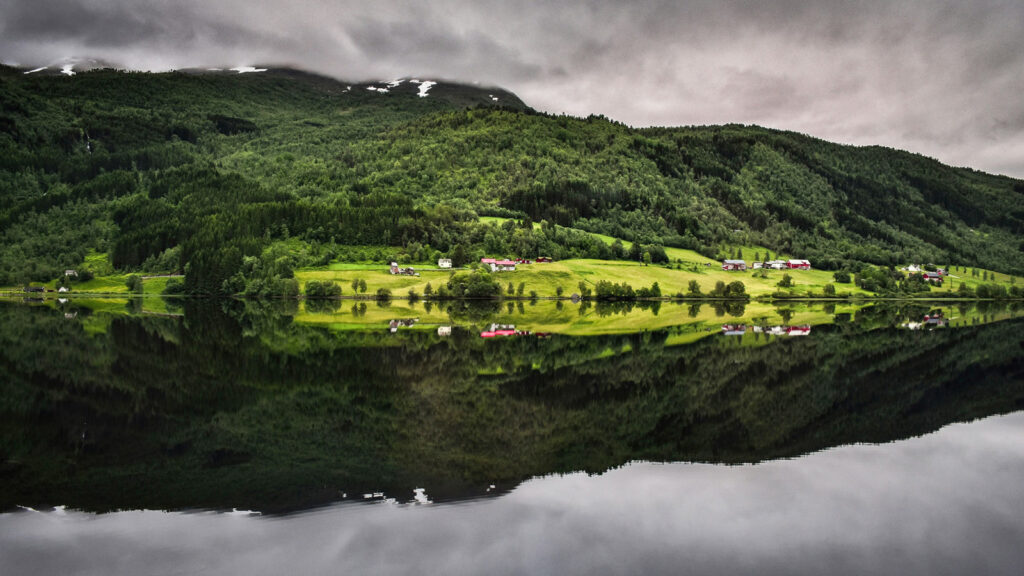 Grüne Landschaft in Flam vom Wasser aus