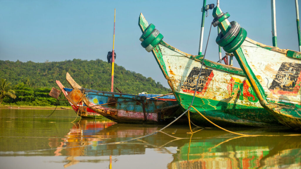Bunte Boote spiegeln sich auf der Wasseroberfläche, Ghana