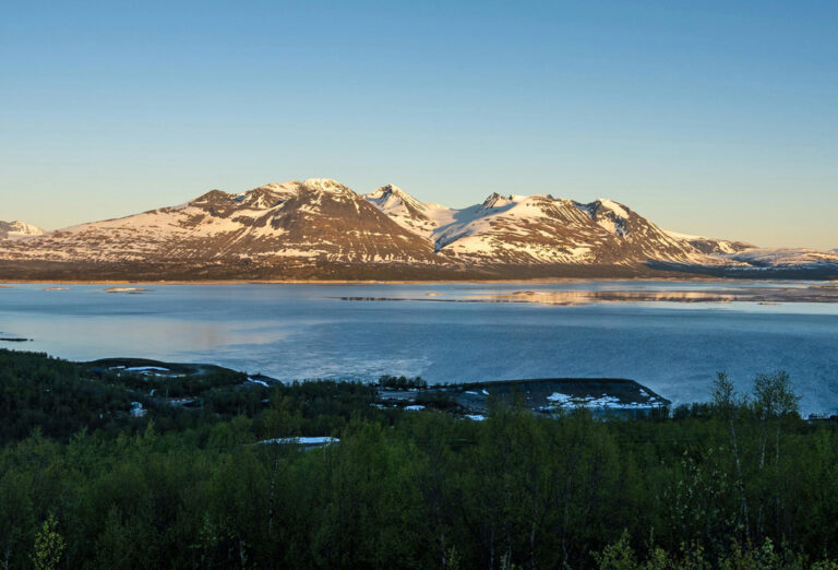Blick auf Wasser und Berge in Gällivare