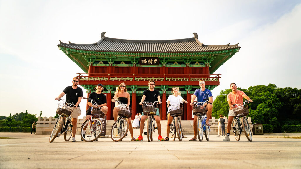 Reisegruppe auf Fahrrädern von Palast in Südkorea