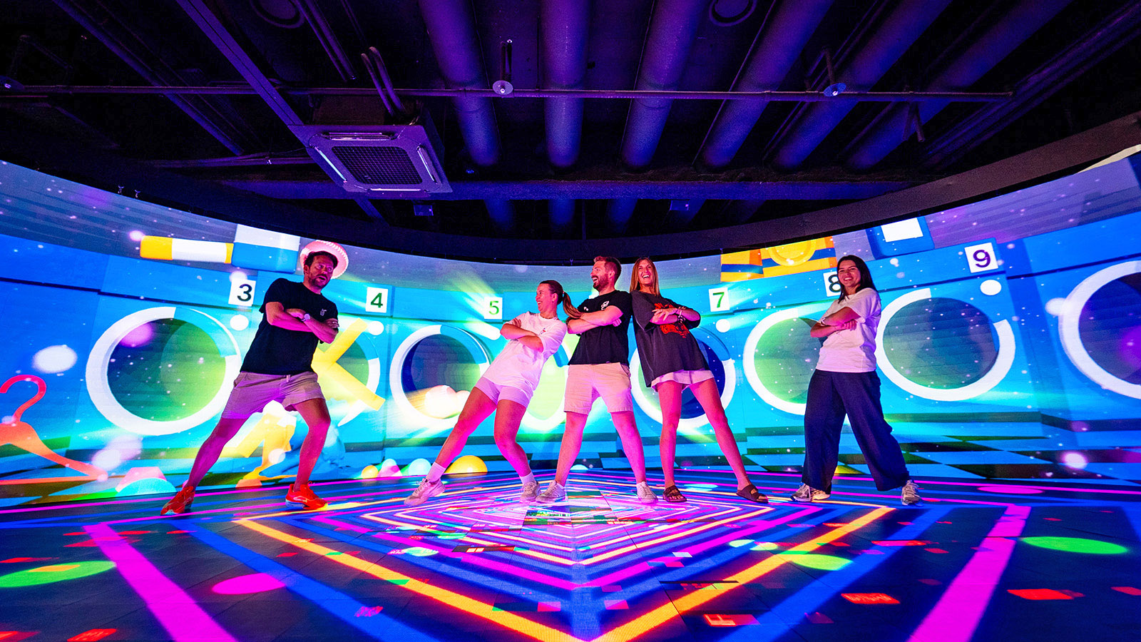 Junge internationale Reisegruppe auf einer Intro Travel Rundreise in Südkorea