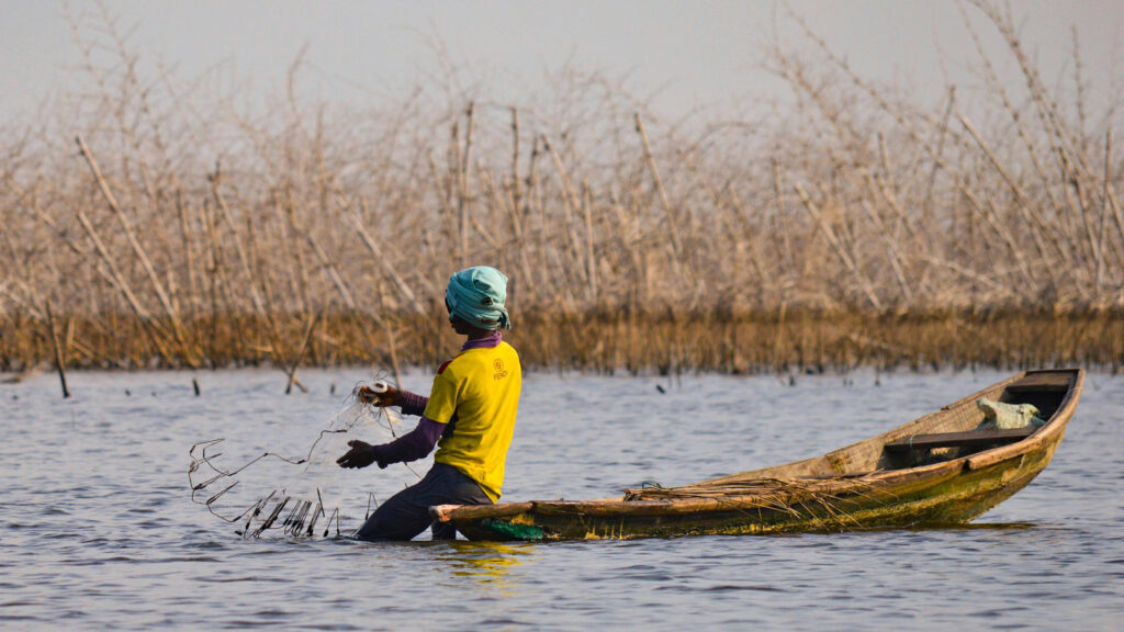Fischer auf einem Boot in Westafrika