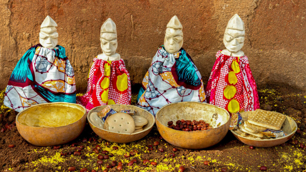 Kleine Figuren mit Opfergaben in Benin