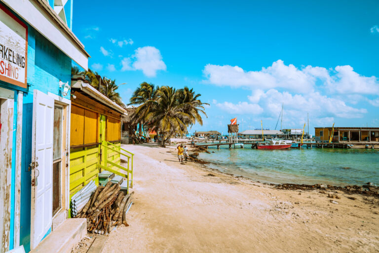 Strand mit Tauchshops in Belize