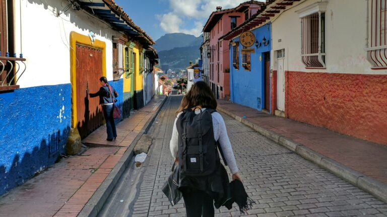 Reise nach Kolumbien: Frau mit Backpack in Bogotáb La Candelaria