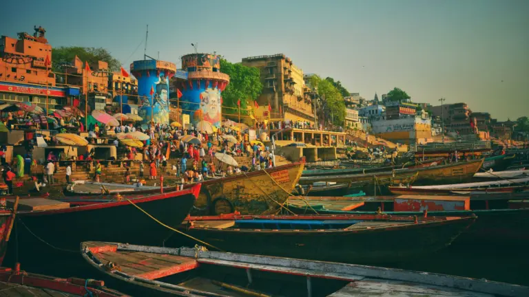 Boote am Ganges in Varanasi mit Ghats und Pilgern bei Sonnenaufgang – Abenteuerreise durch Indien und Nepal von Varanasi nach Kathmandu