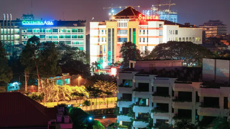 Beleuchtete Skyline von Medan bei Nacht auf Sumatra in Indonesien – Startpunkt einer Sumatra Abenteuerreise