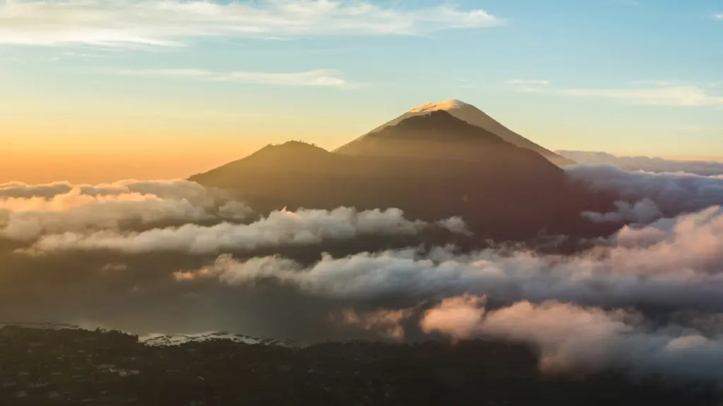 Sonnenaufgang am Mount Batur auf Bali über den Wolken – Indonesien Abenteuerreise Sumatra und Gili Inseln
