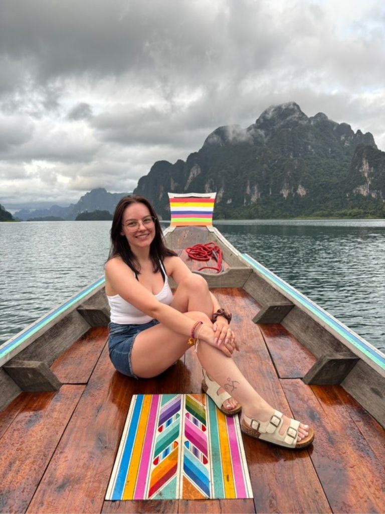 Frau auf einem Boot in Thailand