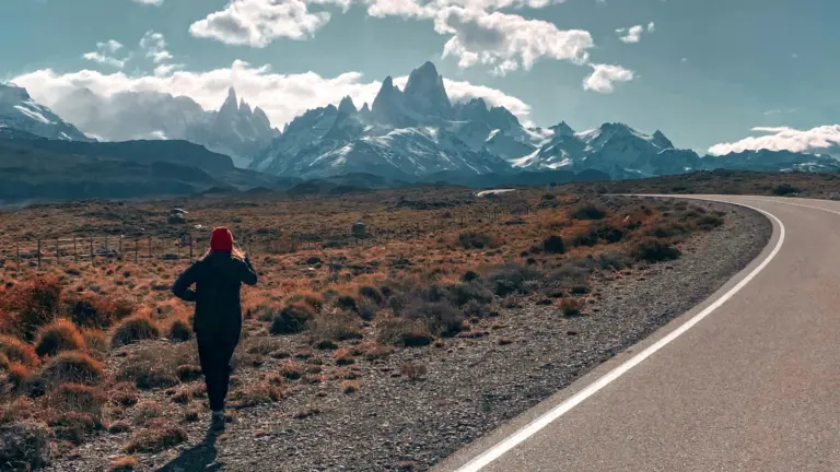 Junge Reisende auf Roadtrip durch Patagonien mit Blick auf das Fitz Roy Massiv in El Chaltén, Argentinien – Abenteuerreise für junge Leute in Chile und Argentinien