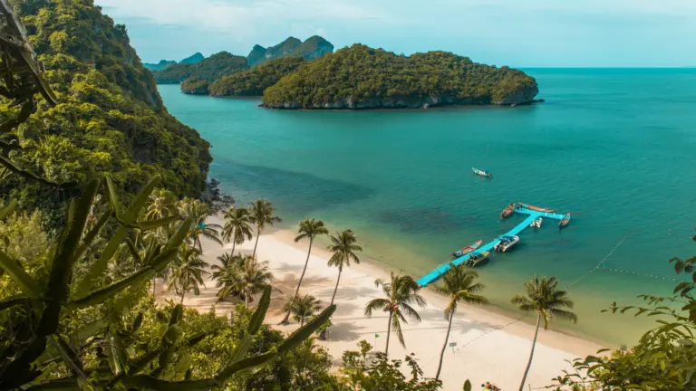 Tropischer Strand mit Palmen und türkisblauem Meer im Mu Ko Ang Thong Nationalpark bei Koh Samui in Thailand – Südostasien Rundreise