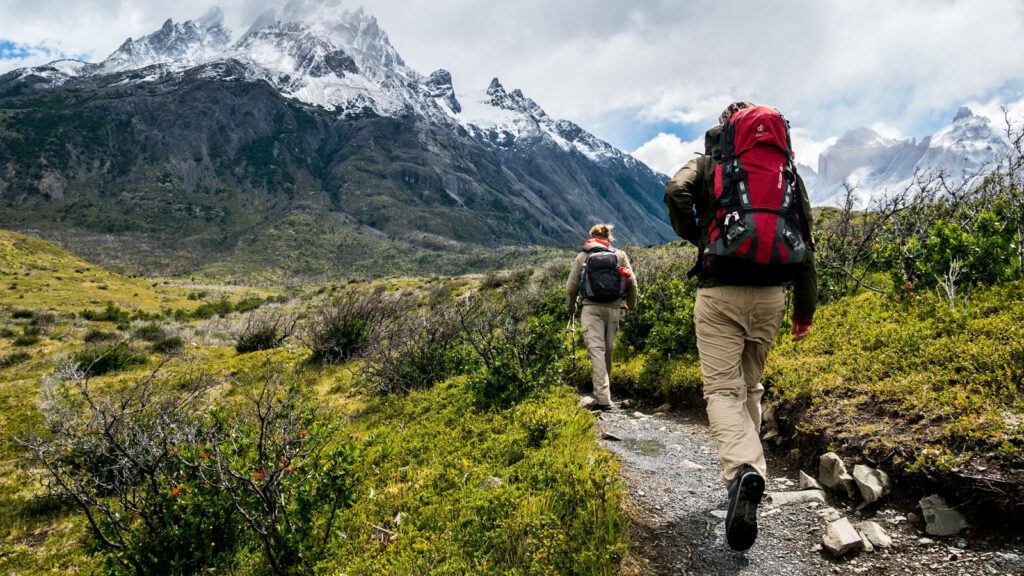 Wanderer mit Rucksack von hinten im Torres del Paine Nationalpark