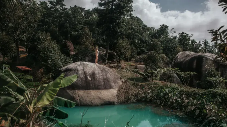 Türkisfarbene Lagune zwischen Felsen und Dschungel auf Koh Samui in Thailand