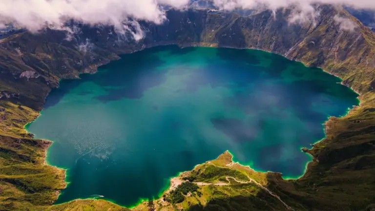 Luftaufnahme des türkisfarbenen Quilotoa Kratersees in den Anden von Ecuador