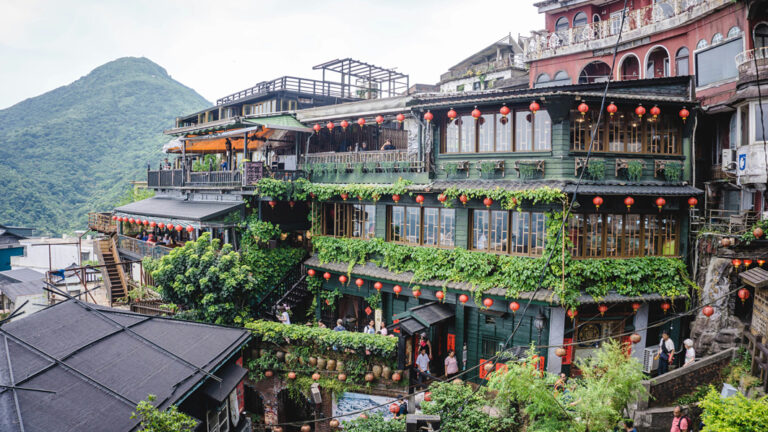 Mit Pflanzen bewachsenes Haus mit Lampions in Jioufen