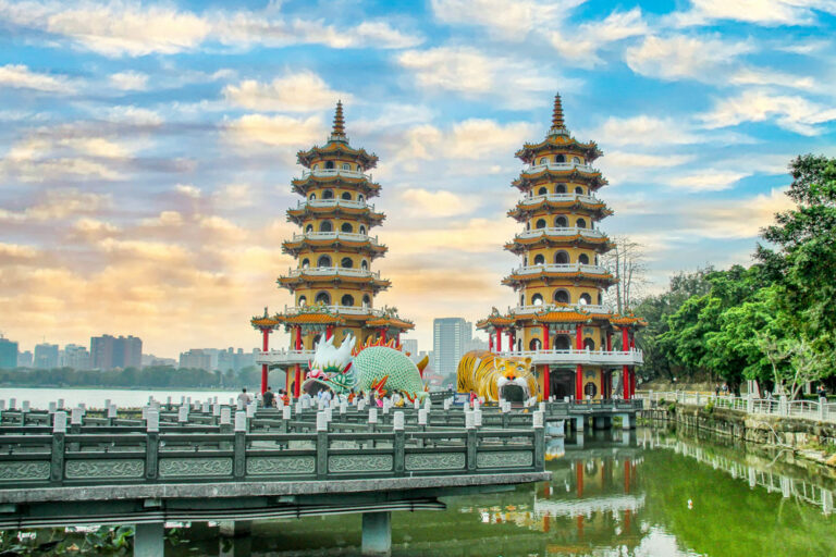Dragon- und Tiger-Pagoden am Lotus Pond in Kaohsiung