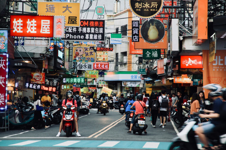 Motoräder und Werbetafeln in Taichung