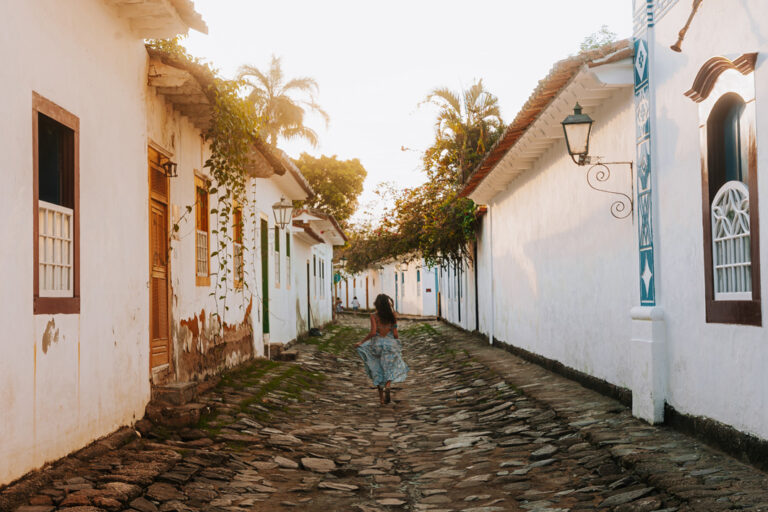 Mädchen läuft über Kopfsteinpflasterstrasse in Paraty