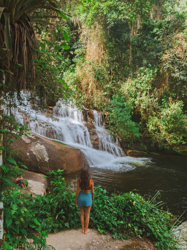 Mädchen von hinten vor Wasserfall