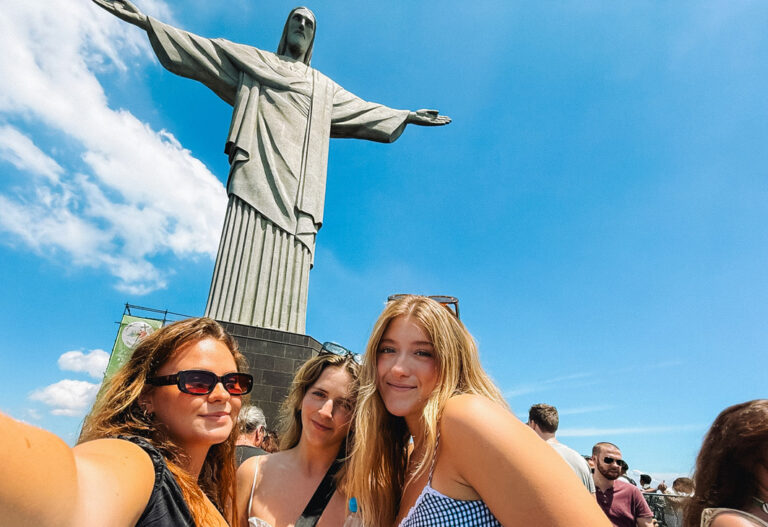 3 Mädels machen ein Selfie mit der Christusstatue in Rio