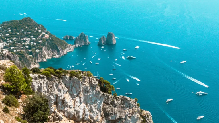 Atemberaubender Blick auf die Felsküste und das tiefblaue Meer von Capri – National Geographic Reisen nach Süditalien mit Inselerlebnissen, Kultur und mediterranem Flair.