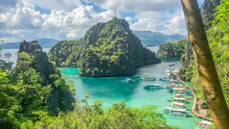 Boote vor den Kalksteinfelsen und Lagunen von Coron auf Palawan in den Philippinen