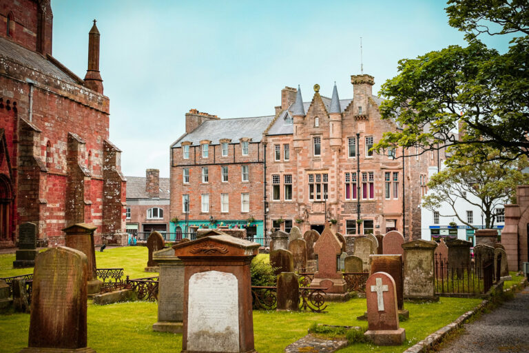 Friedhof und alte Gebäude in Kirkwall