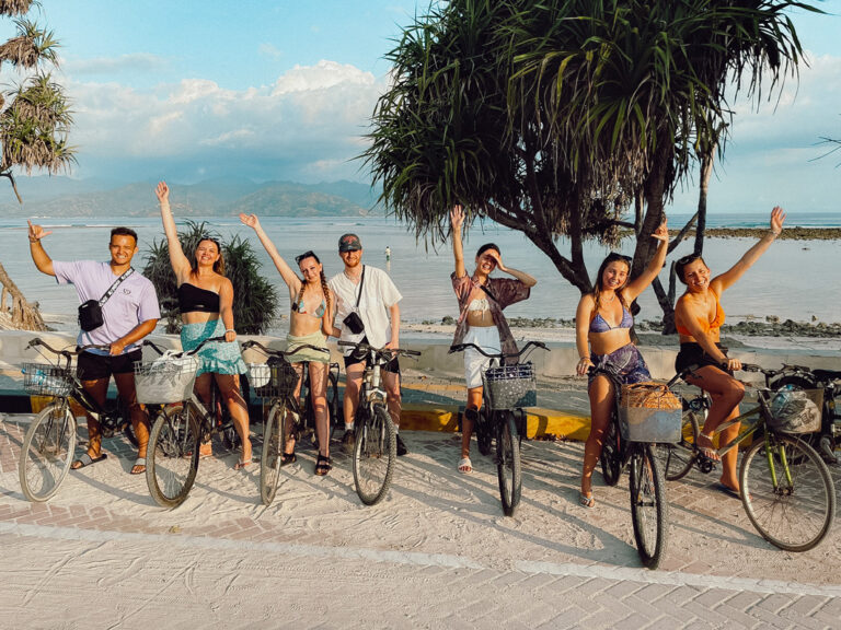 Gruppe auf Fahrrädern auf Gili Trawangan