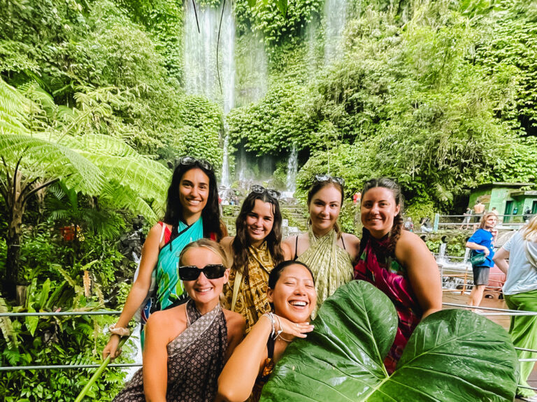 6 Mädels vor einem Wasserfall und viel Grün